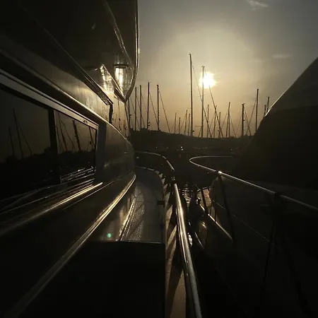 The Bridge - Your Dream In Πλωτό κατάλυμα *